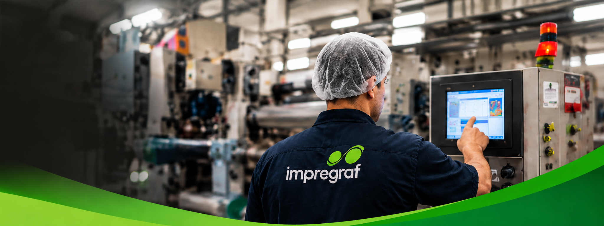 Operario controlando maquinaria industrial de impresión flexible